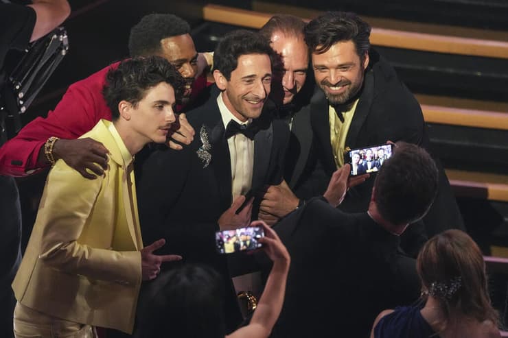 סלפי של מנצחים. טוב, לא כולם. המועמדים לפרס השחקן הטוב ביותר: (מימין) סבסטיאן סטן, רייף פיינס, אדריאן ברודי, קולמן דומינגו וטימות'י שאלאמה