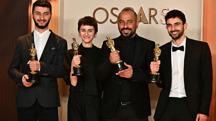 יוצרי "אין ארץ אחרת" עם פרס האוסקר