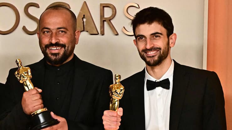 יוצרי "אין ארץ אחרת" עם פרס האוסקר