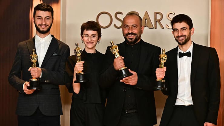 יוצרי "אין ארץ אחרת" עם פרס האוסקר