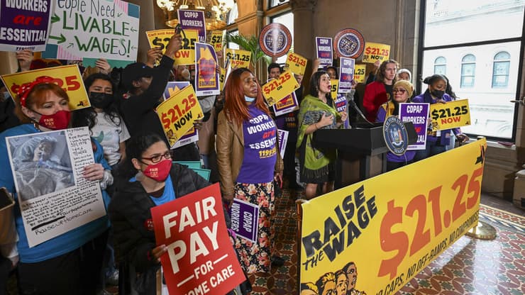 מחאה בקריאה להעלות את שכר המינימום בניו יורק (צילום: AP Photo/Hans Pennink) מחאה בקריאה להעלות את שכר המינימום בניו יורק