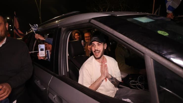 אלי-ה כהן חוזר לביתו בצור הדסה, לפני כשבועיים (צילום: אלכס קולומויסקי) אלי-ה כהן חוזר לביתו בצור הדסה