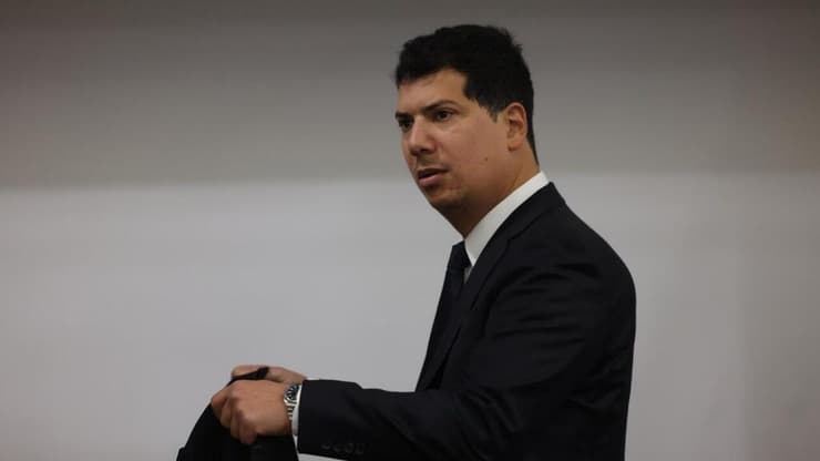 רה"מ בנימין נתניהו נכנס לאולם הדיונים על מנת לתת עדות בתיקי אלפים