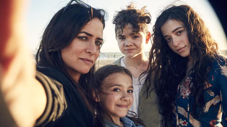 באינטימיות עם עם השחקניות הצעירות והמעולות האלה עולים האלמנטים הביוגרפיים אל פני השטח – והם מוכרים כל שנייה של הסדרה הנהדרת הזאת. מתוך "דברים טובים" (צילום: באדיבות yes) מתוך "דברים טובים"