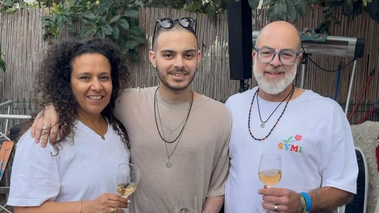 עומר ונקרט נכנס לביתו שבגדרה - לאחר שזכה בקבלת פנים חמה על ידי תושבי המושבה