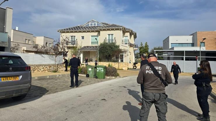 נמצא רימון עם ברכת מזל טוב ופרחים ואיום בכניסה לביתו של ראש המועצה האזורית מרום הגליל עמית סופר