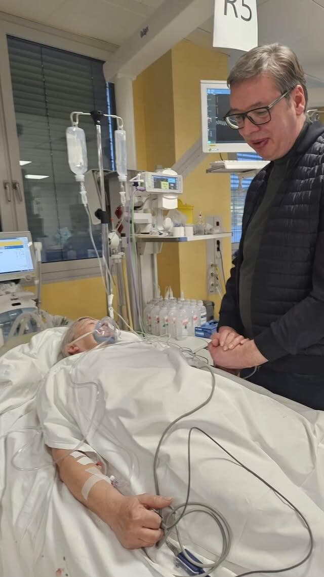 נשיא סרביה אלכסנדר ווצ'יץ' עם חברת הפרלמנט ש לקתה ב שבץ במהלך ה מהומה