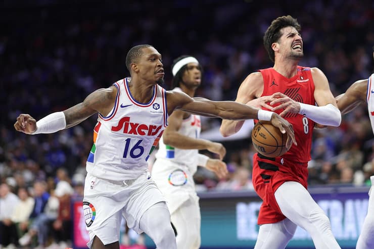 לוני ווקר חוטף לדני אבדיה את הכדור