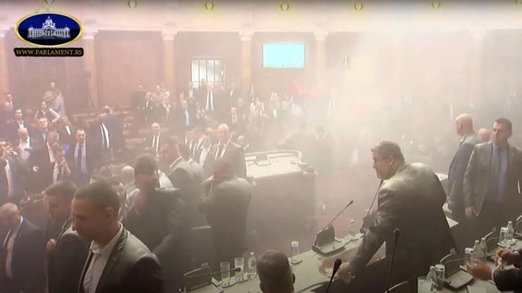 אולם המליאה אפוף העשן. שר ההגנה: "חרפה, ונדליזם" (צילום: Handout / NATIONAL ASSEMBLY OF THE REPUBLIC OF SERBIA / AFP) סרביה מהומה פרלמנט רימוני עשן