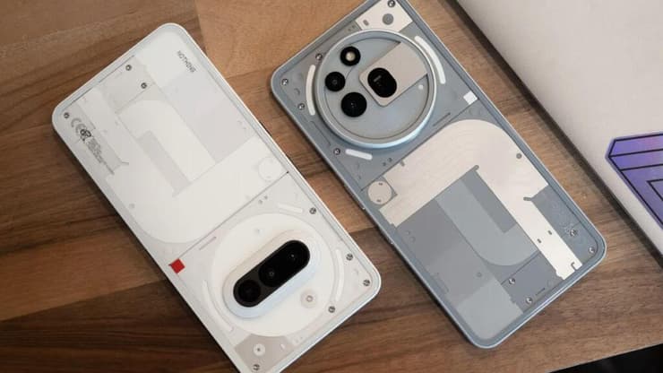 ימין: Phone (3a) Pro. שמאל: Phone (3a)