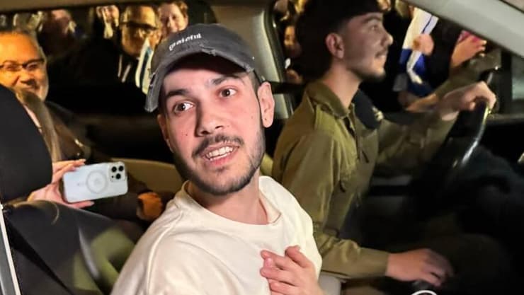 אלי-ה כהן חוזר לביתו בצור הדסה ומרים חולצה של אלון אהל