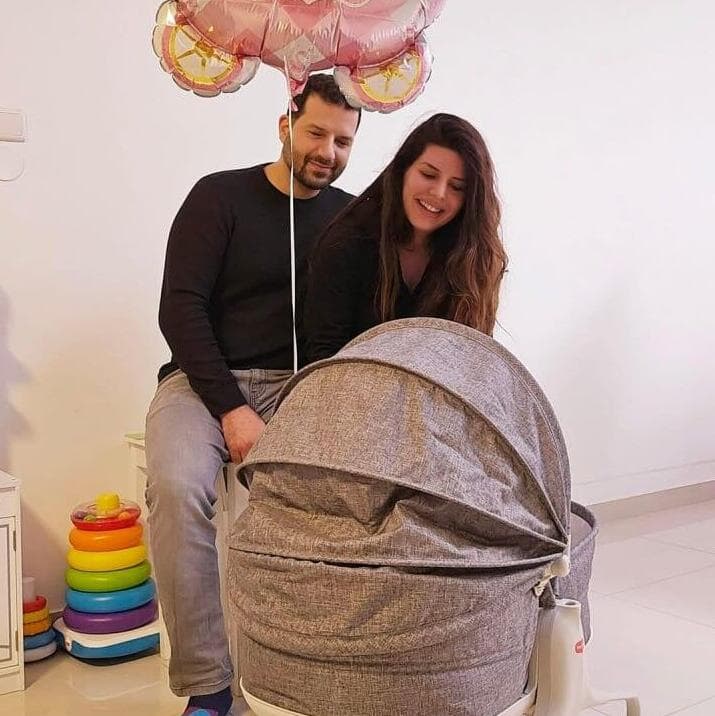 "זו החוזקה שלנו כעם". שיר נוי פיינר והדר רפאל עם הבת, ליבי (צילום: אלבום פרטי) בייבי בום בימי המלחמה שיר נוי פיינר והדר רפאל