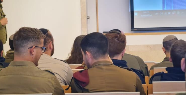 בוגרי החינוך החרדי שבחרו להתגייס משתתפים בסדנת משתחררים בדצמבר 2024 (צילום: מתייצבים אל הדגל) בוגרי החינוך החרדי שבחרו להתגייס משתתפים בסדנת משתחררים בדצמבר 2024