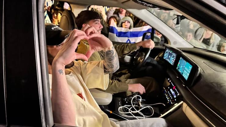 אלי-ה כהן חוזר לביתו בצור הדסה ומרים חולצה של אלון אהל