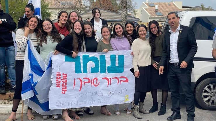 ראש מועצת גדרה סהר פינטו בשיירה חזרה הביתה של עומר ונקרט