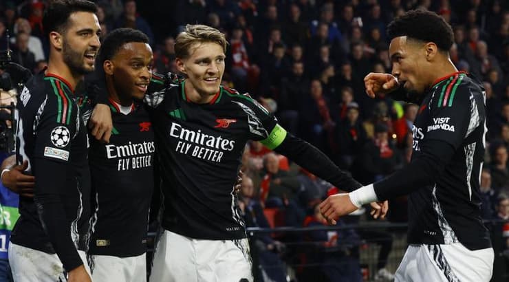 שחקני ארסנל חוגגים את השער הראשון