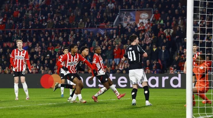 אית'ן נוואנרי בועט לרשת