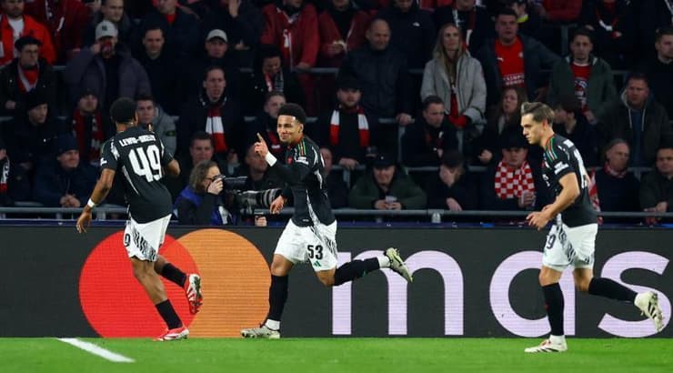 שחקני ארסנל בטירוף אחרי השער השני