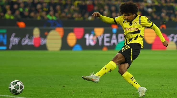 קארים אדיימי בועט לרשת