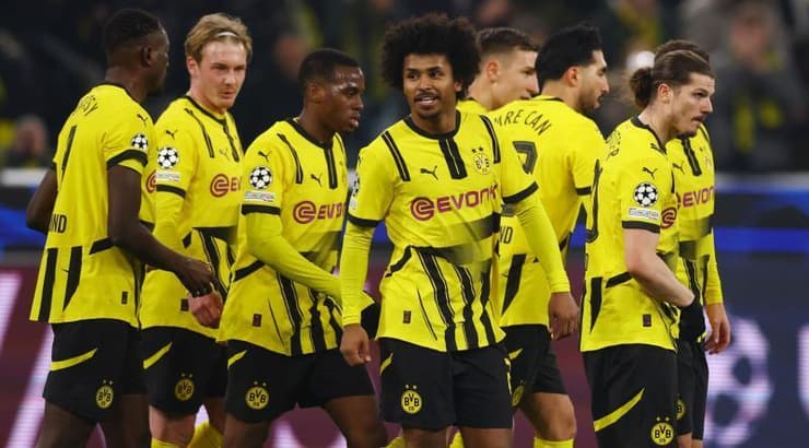 קארים אדיימי חוגג עם חבריו את היתרון