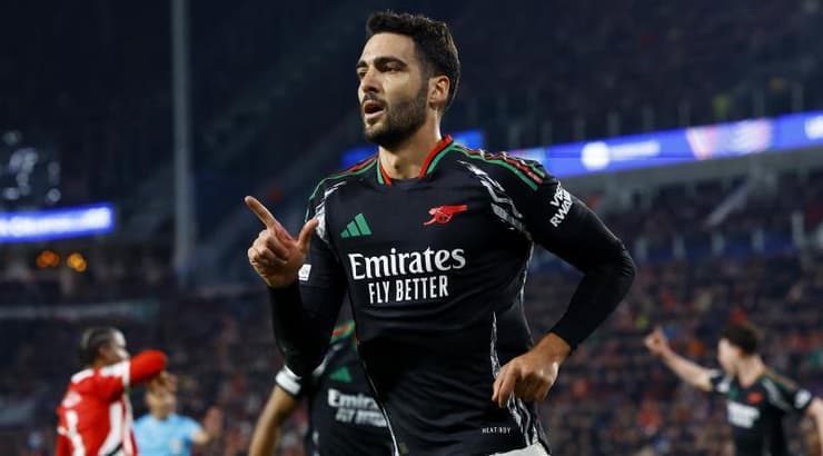 מיקל מרינו חוגג את השלישי של ארסנל