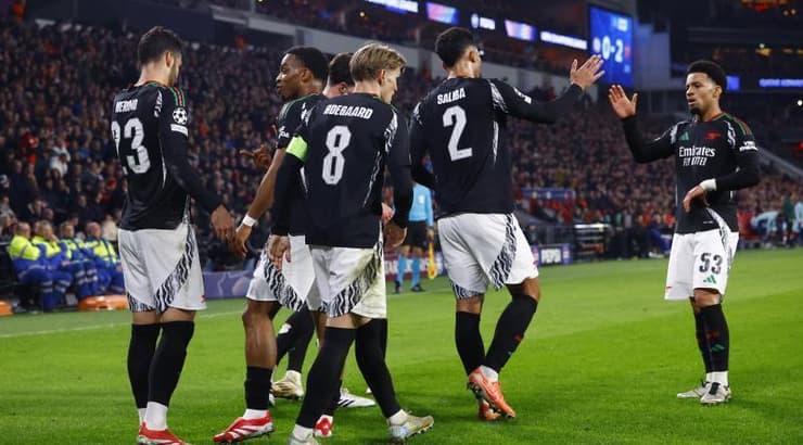 שחקני ארסנל בעננים