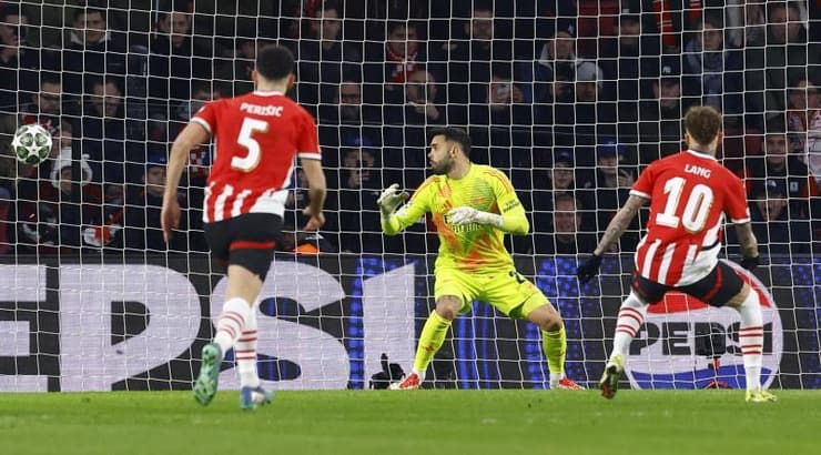 נואה לאנג כובש את הפנדל