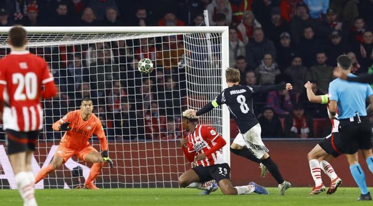 מרטין אודגור מפציץ את השער