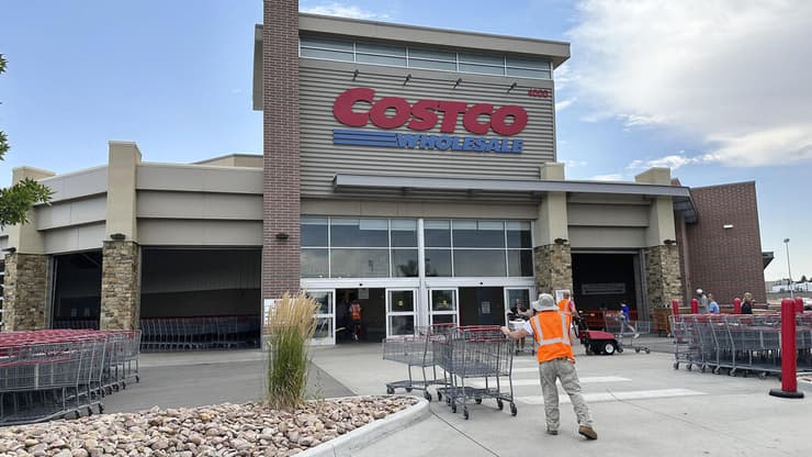 עובד מסדר עגלות מחוץ לסניף של קוסטקו בקולרדו (צילום: AP Photo/David Zalubowski, File) עובד מסדר עגלות מחוץ לסניף של קוסטקו בקולרדו