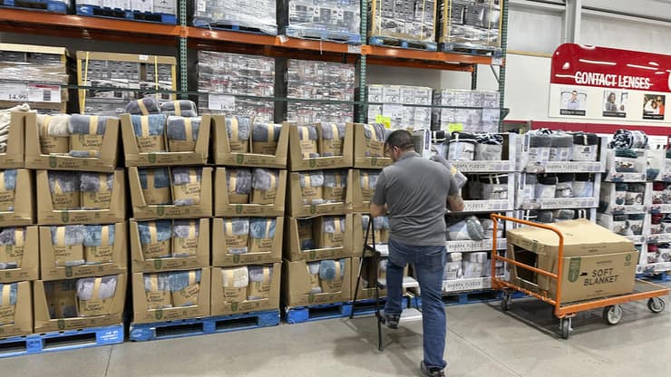 עובד של קוסטקו (צילום: AP Photo/David Zalubowski) עובד של קוסטקו