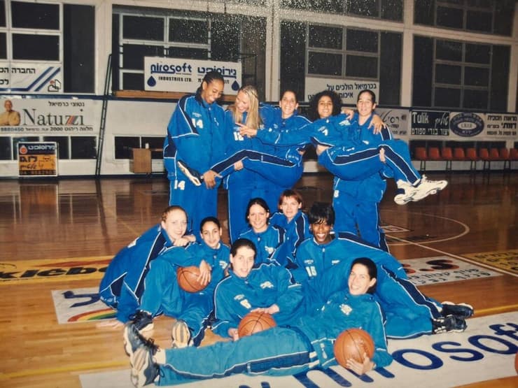  סמואל (ראשונה מימין) מחזיקה את לימור מזרחי