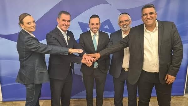 אלי זפרני, חבר מועצת קריית שמונה, עם תומכיו