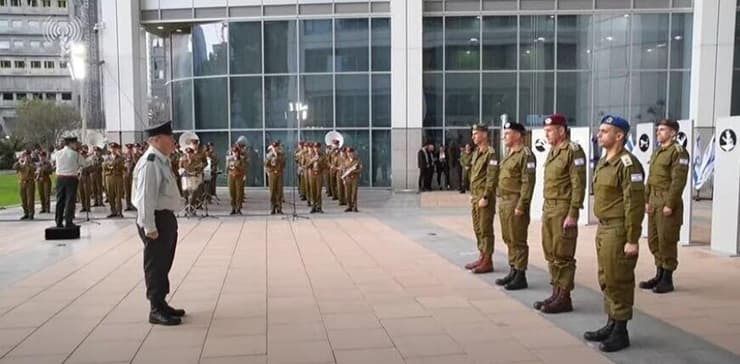 מעמד ההחלפה הרמטכ"ל ברחבת בניין צה"ל בקריה