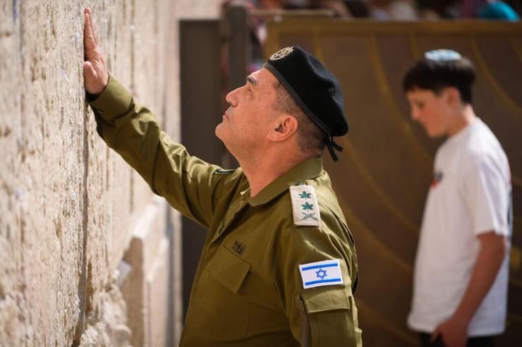 הרמטכ"ל הנכנס אייל זמיר בכותל המערבי, אחרי הטקס בקריה (צילום: שלו שלום) הרמטכ"ל הנכנס אייל זמיר ומשפחתו ברחבת הכותל המערבי