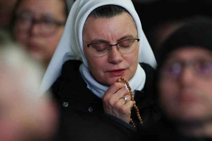 צילום: REUTERS/Hannah McKay מתפללים לרפואת האפיפיור אפיפיור פרנסיסקוס ב כיכר פטרוס הקדוש ב קריית הוותיקן 3 במרץ