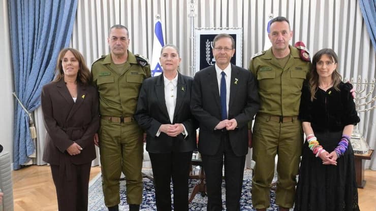 נשיא המדינה יצחק הרצוג עם הרמטכ"ל היוצא רב-אלוף הרצי הלוי והרמטכ"ל הנכנס רב-אלוף אייל זמיר