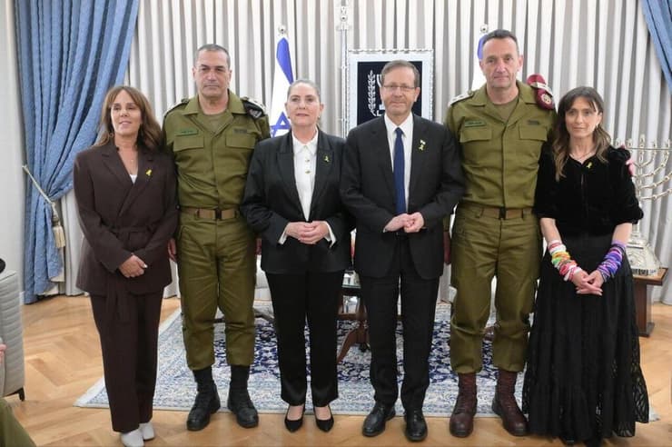 נשיא המדינה יצחק הרצוג עם הרמטכ"ל היוצא רב-אלוף הרצי הלוי והרמטכ"ל הנכנס רב-אלוף אייל זמיר