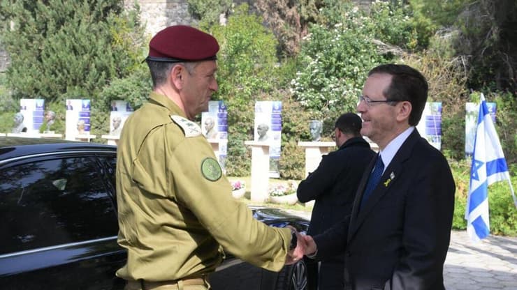 נשיא המדינה יצחק הרצוג עם הרמטכ"ל היוצא רב-אלוף הרצי הלוי והרמטכ"ל הנכנס רב-אלוף אייל זמיר