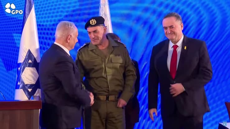 "עת הזמיר הגיע". ראש הממשלה והרמטכ"ל לוחצים ידיים (צילום: לע"מ) טקס הענקת דרגות לרמטכ"ל הנכנס, אייל זמיר