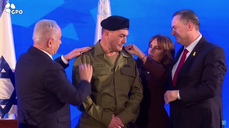 זמיר מקבל את הדרגות על-ידי רעייתו אורנה וראש הממשלה ושר הביטחון (צילום: לע"מ) טקס הענקת דרגות לרמטכ"ל הנכנס, אייל זמיר