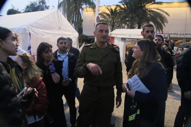 הרמטכ"ל היוצא רב אלוף הרצי הלוי בכיכר החטופים