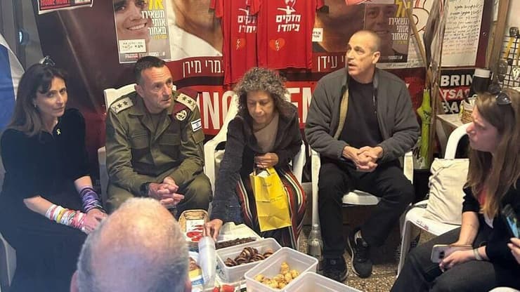 הרמטכ"ל היוצא הרצי הלוי באוהל של קיבוץ נחל עוז בכיכר החטופים