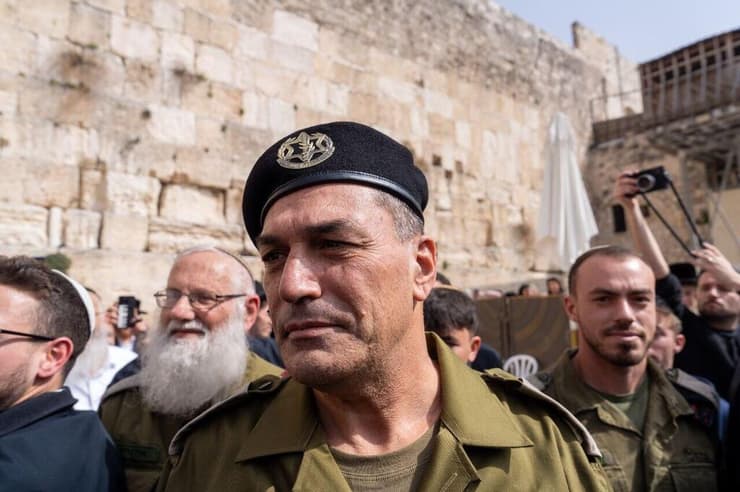 צילום: שלו שלום הרמטכ"ל הנכנס אייל זמיר ומשפחתו ברחבת הכותל המערבי