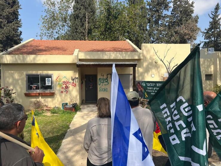 עובדי רשות הטבע והגנים מבקרים בביתו של אוהד יהלומי ז"ל בקיבוץ ניר עוז, טרם תחילת הלווייתו