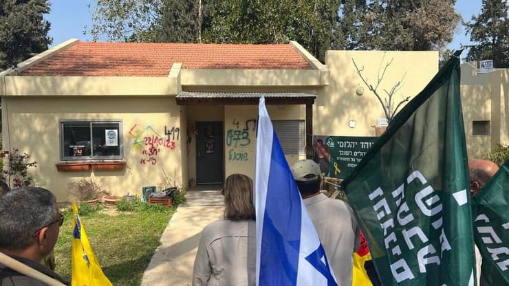 עובדי רשות הטבע והגנים מבקרים בביתו של אוהד יהלומי ז"ל בקיבוץ ניר עוז, טרם תחילת הלווייתו