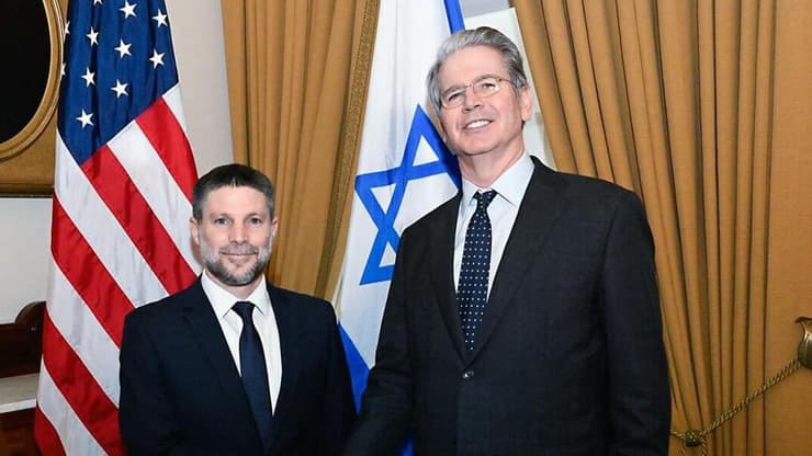 פגישה באווירה טובה במיוחד. בסנט וסמוטריץ' (צילום: משרד החוץ האמריקני) מזכיר האוצר של ארצות הברית, סקוט בסנט, ושר האוצר של ישראל, בצלאל סמוטריץ'