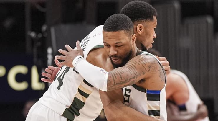 יאניס חוגג עם לילארד (רויטרס) יאניס חוגג עם לילארד