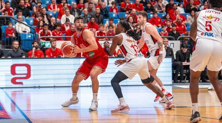 תומר גינת מול הגנת גליל עליון (רועי כפיר) תומר גינת מול הגנת גליל עליון