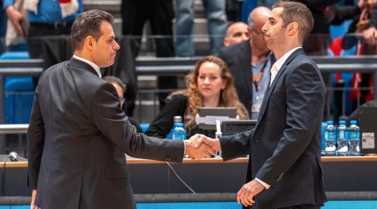 דימיטריס איטודיס וגוני יזרעאלי לוחצים ידיים לפני המשחק (רועי כפיר) דימיטריס איטודיס וגוני יזרעאלי לוחצים ידיים לפני המשחק