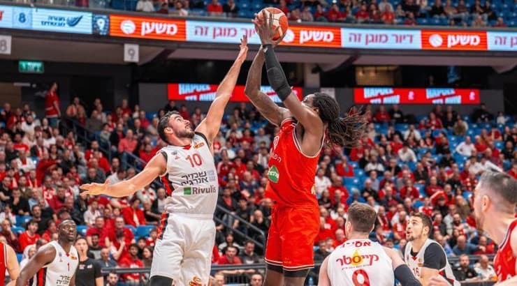 ג'ונתן מוטלי מנתר מעל ליאור קררה (רועי כפיר) ג'ונתן מוטלי מנתר מעל ליאור קררה